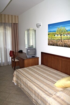 Single Room | Minibar, in-room safe, desk, cribs/infant beds