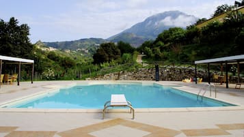 Piscina all'aperto, lettini