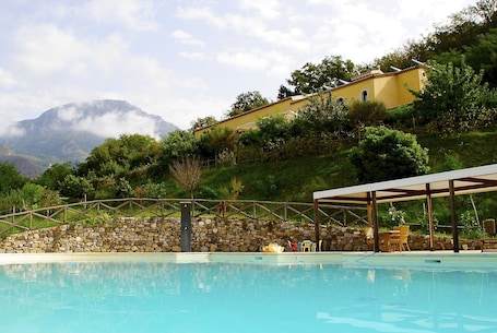 Outdoor pool, pool loungers. Agriturismo L'Arca