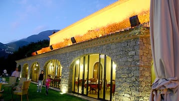 Petit-déjeuner, déjeuner et dîner servis sur place, vue sur la piscine