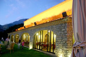 Breakfast, lunch, dinner served; local cuisine, pool views 
