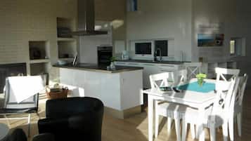 Casa, 2 habitaciones, frente al mar (Linen Excluded) | Área de sala de estar | Televisión de pantalla plana de 26 pulgadas con canales vía satélite