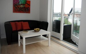 منزل - غرفتا نوم - بمنظر للمحيط (Linen Excluded) | غرفة المعيشة | تلفزيون بشاشة مسطحة بحجم 26-بوصة يعرض قنوات فضائية، تلفزيون