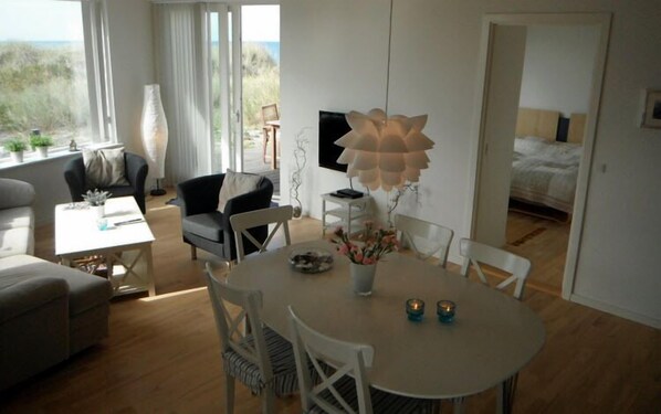 منزل - غرفتا نوم - على الشاطئ (Linen Excluded) | منطقة المعيشة | تلفزيون بشاشة مسطحة بحجم 26-بوصة يعرض قنوات فضائية، تلفزيون