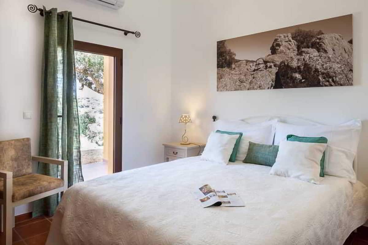 Premium bedding, minibar, soundproofing, free cots/infant beds