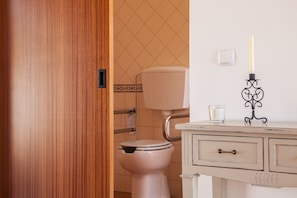 Twin Room | Bathroom