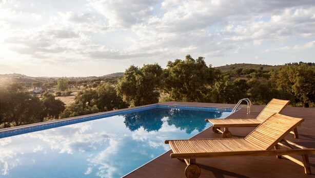 A pool with two wooden lounge chairs and a faucet. - Monte da Esperança (Arronches)