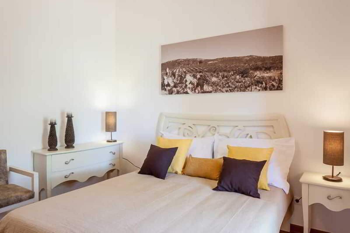 Premium bedding, minibar, soundproofing, free cots/infant beds