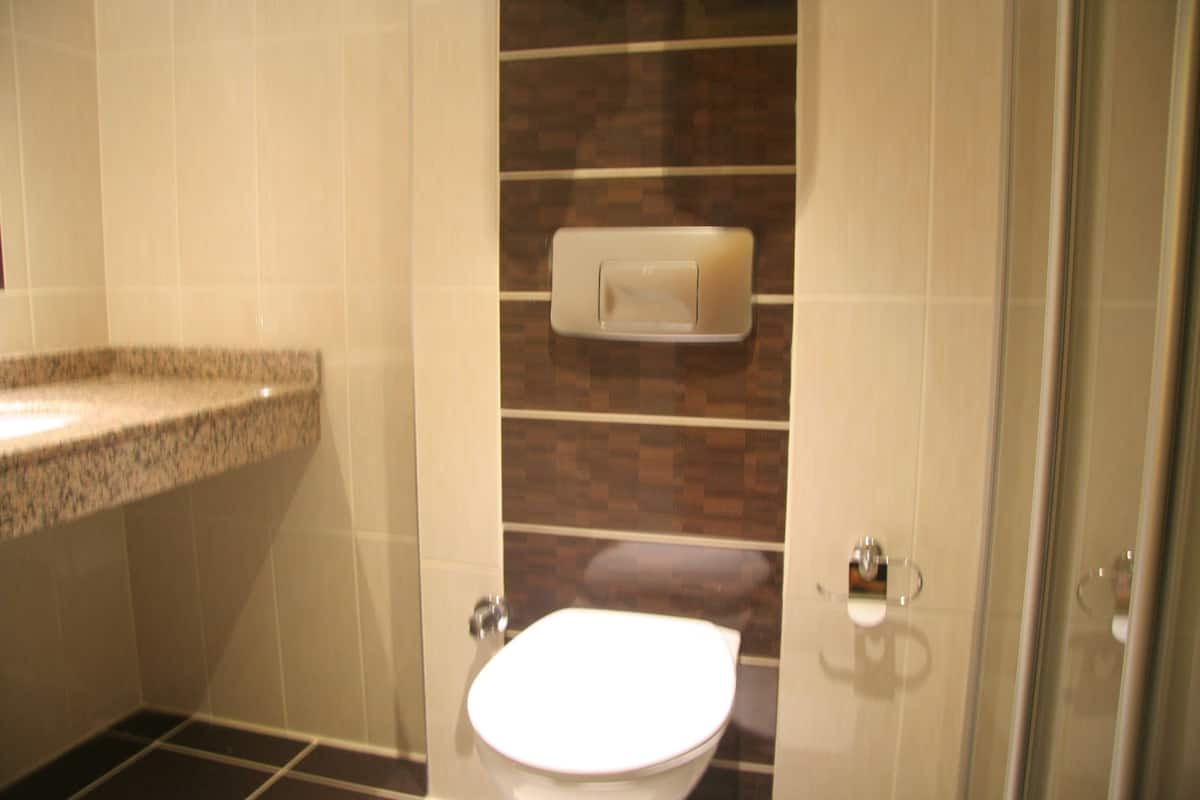 Family Room | Bathroom | Shower, free toiletries, hair dryer