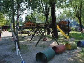 Área de juegos infantiles al aire libre