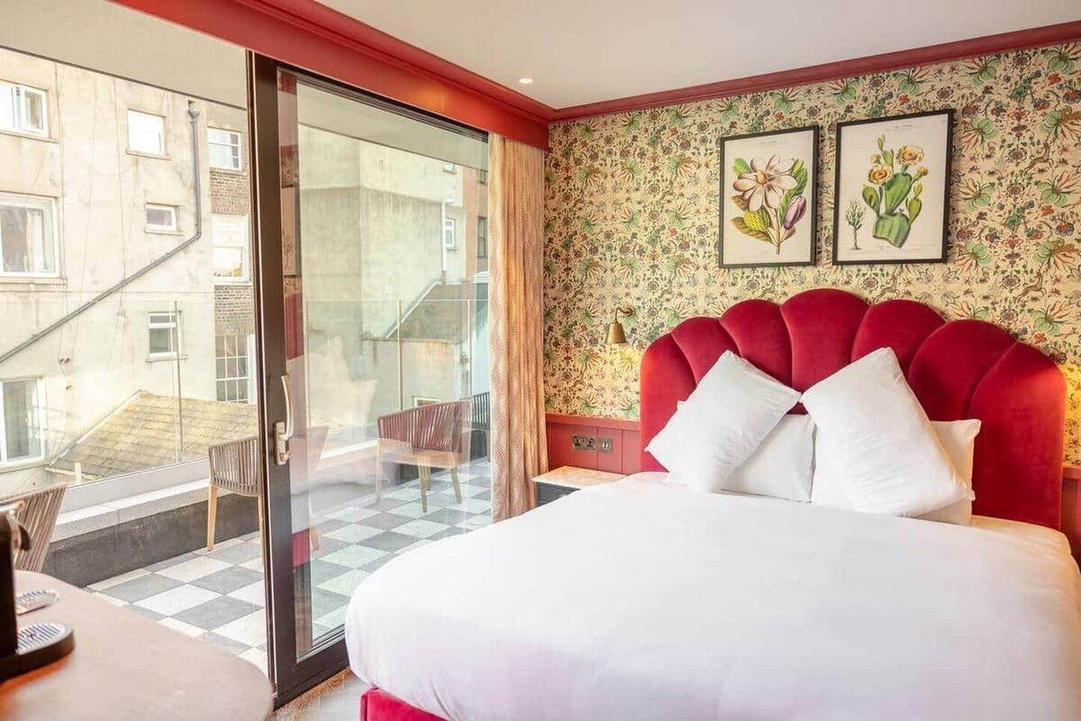 Premium bedding, pillow-top beds, minibar, in-room safe