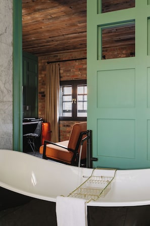 Luxury Penthouse | Egyptian cotton sheets, premium bedding, pillowtop beds, minibar