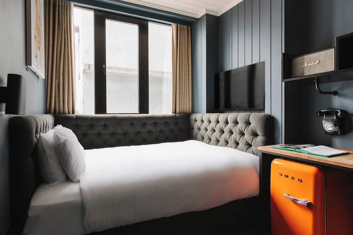 Mod Pod - Double | Egyptian cotton sheets, premium bedding, pillowtop beds, minibar