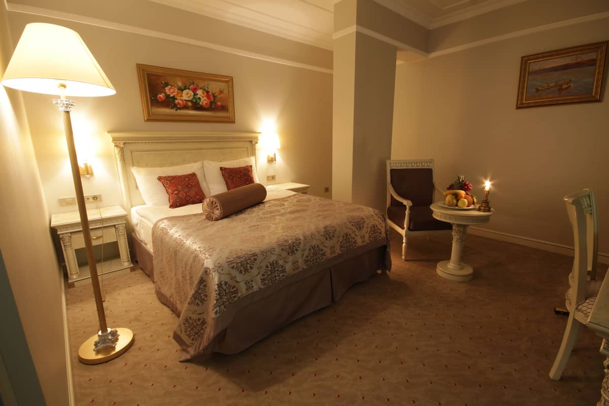 Corner Suite | 1 bedroom, premium bedding, minibar, in-room safe