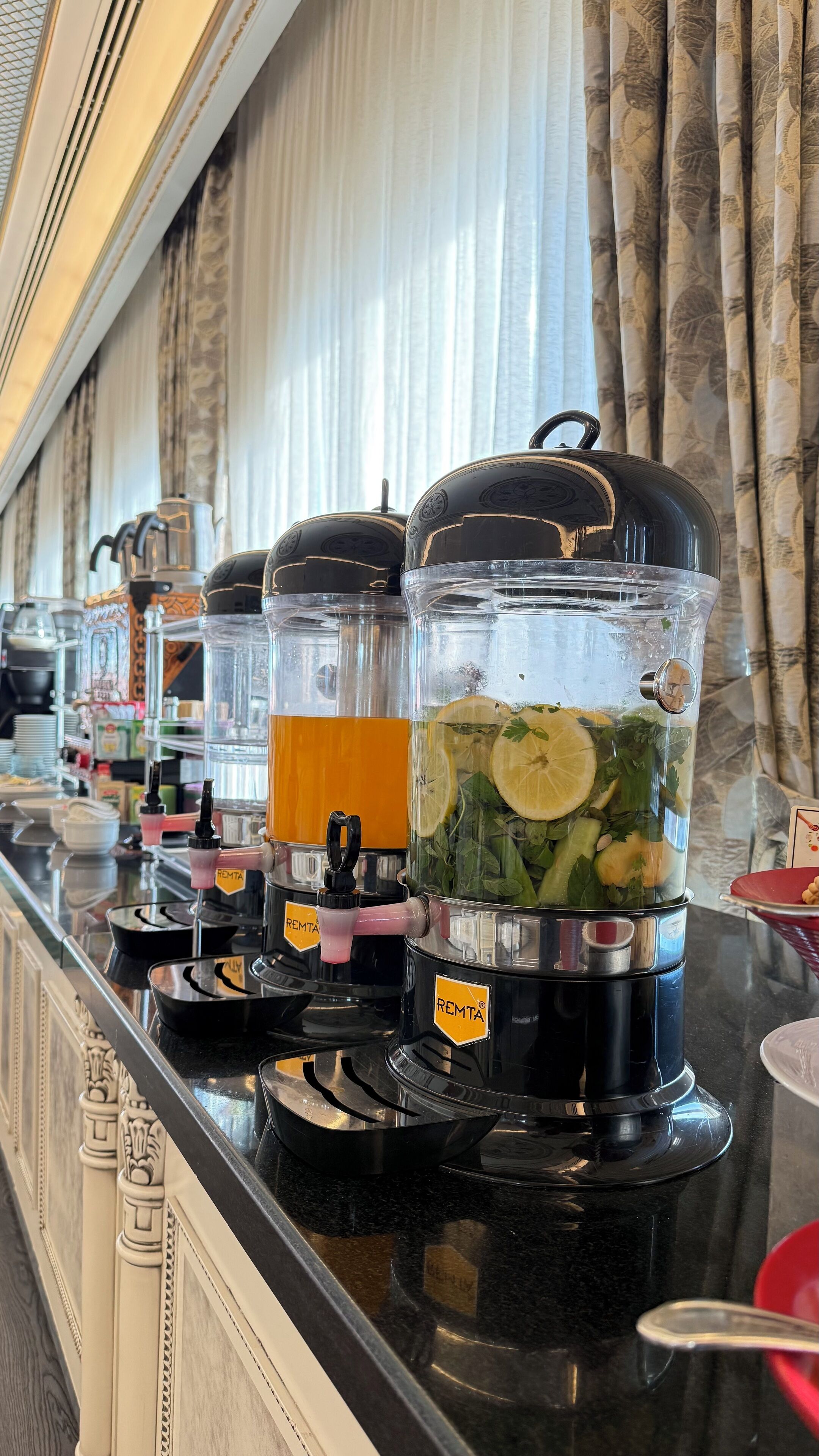 Dagelijks ontbijtbuffet (EUR 8 per persoon)