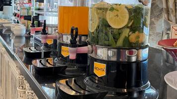 Dagelijks ontbijtbuffet (EUR 8 per persoon)