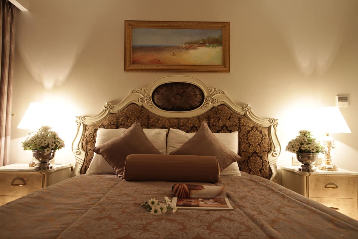 king suite | 1 bedroom, premium bedding, minibar, in-room safe