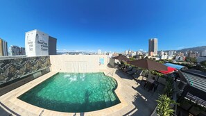 室外游泳池，日光浴躺椅