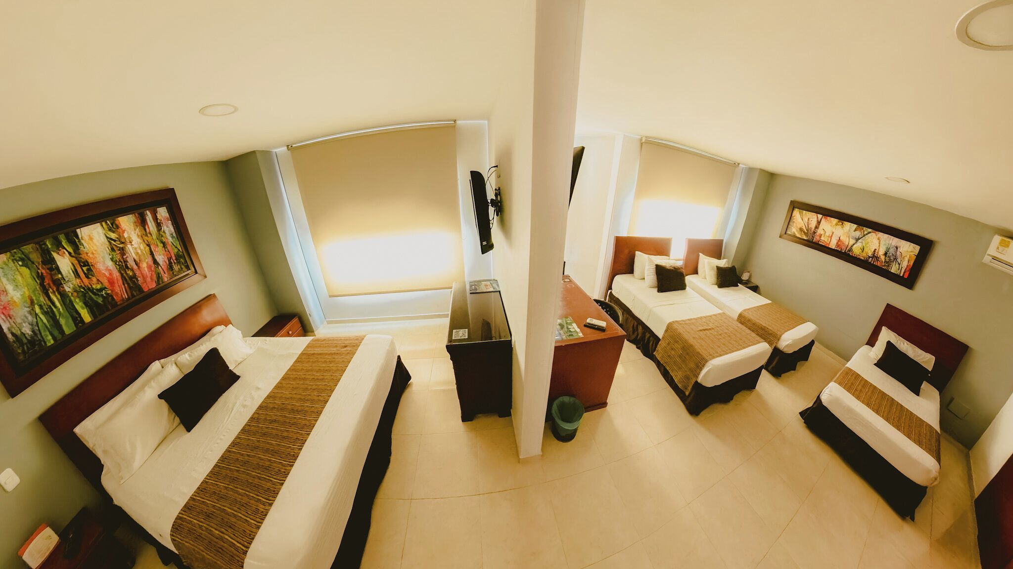 家庭四人房 | 迷你吧、客房内保险箱、办公桌、隔音