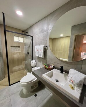 Ducha, artículos de higiene personal gratuitos y secador de pelo