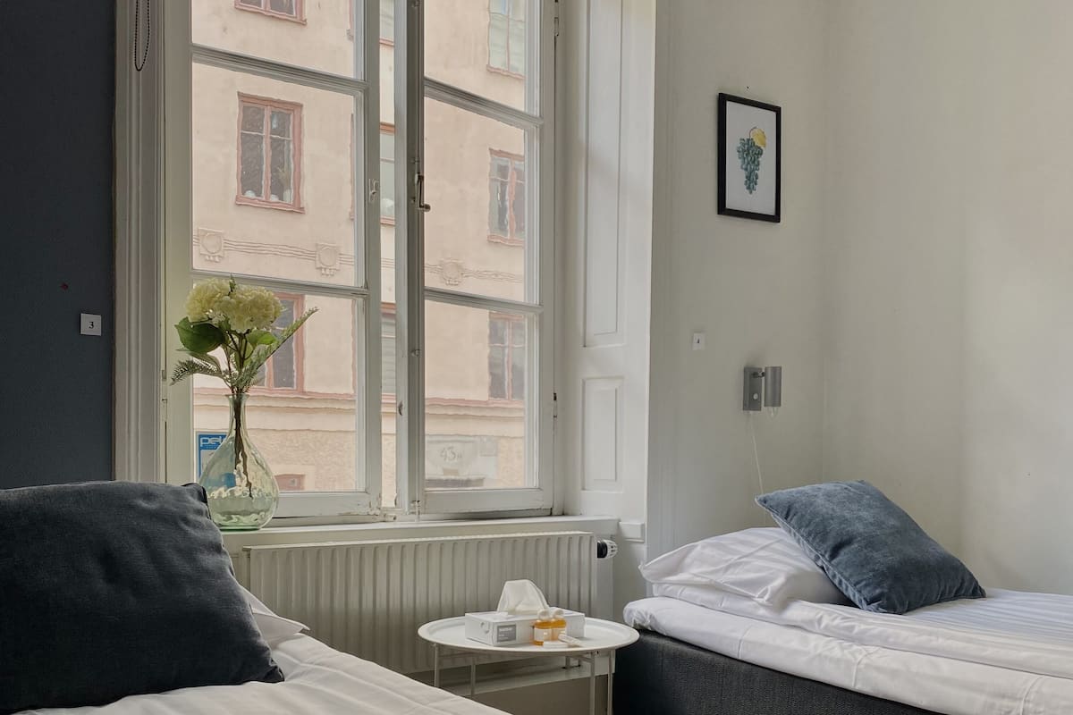 Basic fyrbäddsrum | Mörkläggningsgardiner, strykjärn/strykbräda och gratis wi-fi