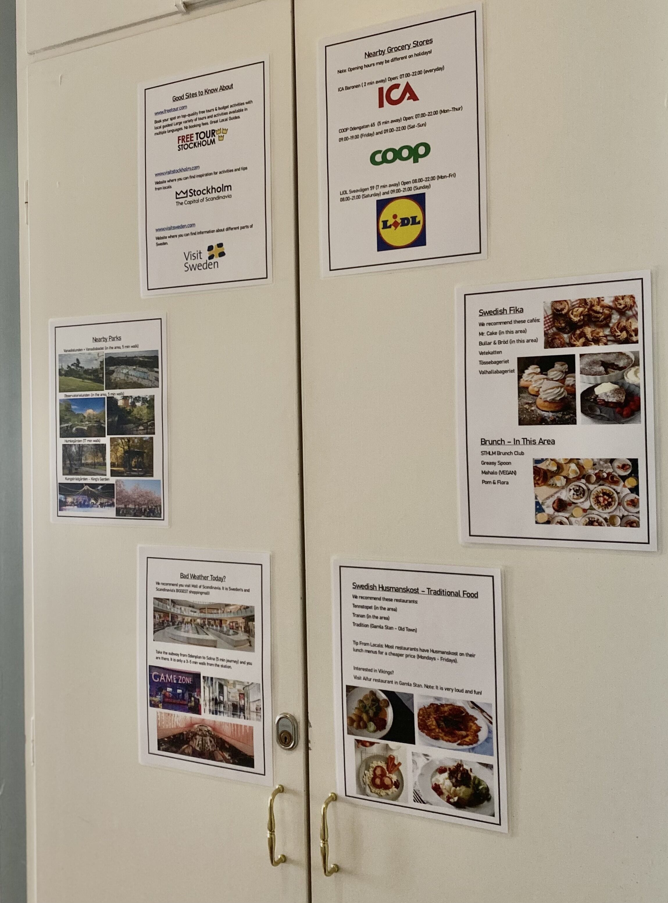 Un tablón de anuncios con información y recomendaciones de viaje para Estocolmo, incluyendo supermercados cercanos, parques y comida local.