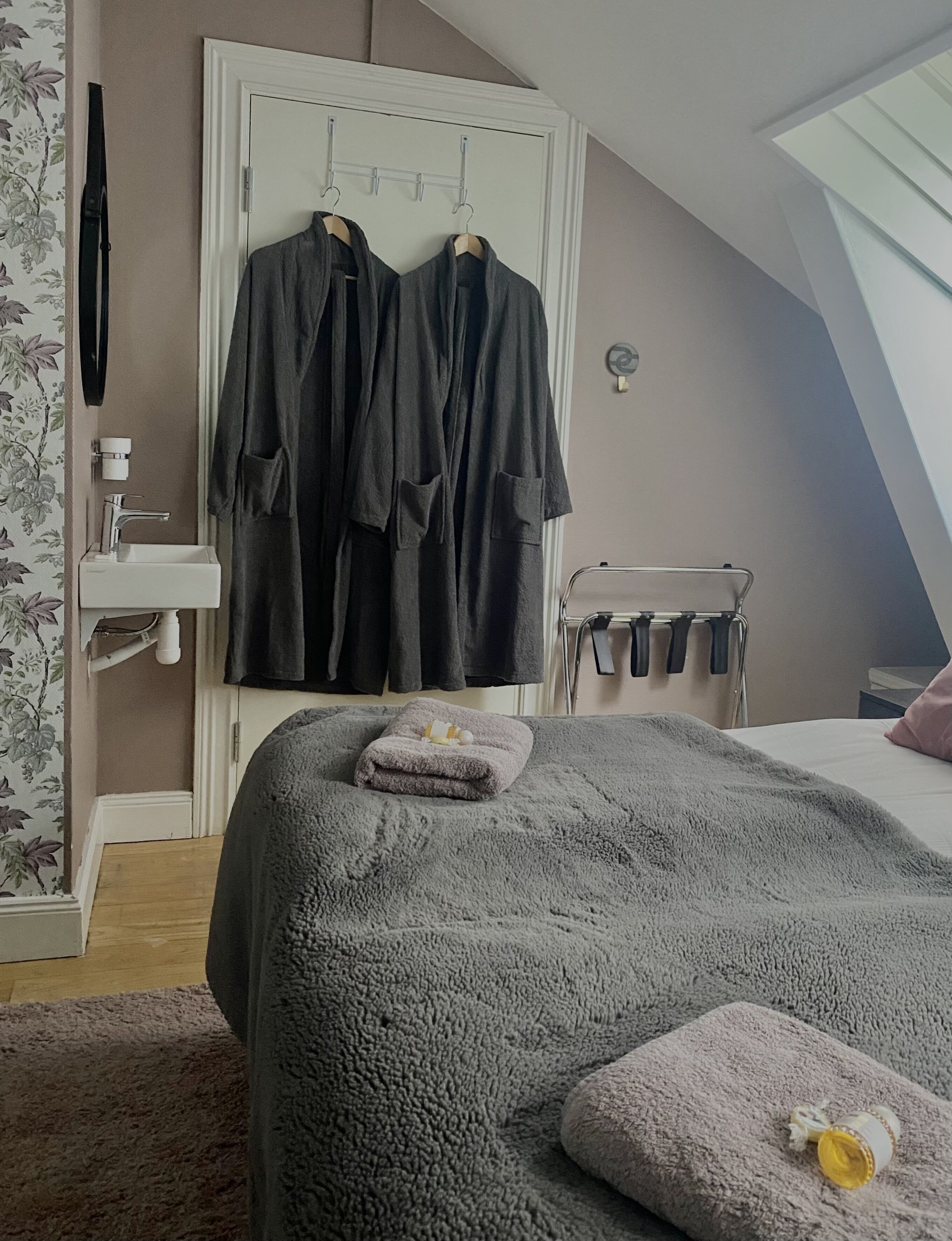 Habitación doble Confort, baño compartido | Cortinas blackout, tabla de planchar con plancha y wifi gratis 