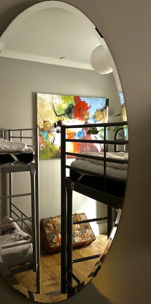 Dormitori compartit bàsic, bany compartit (4 beds) | Cortines opaques, planxa i posts de planxar i wifi gratuïta