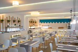 S'hi serveixen esmorzars, dinars, sopars i plats de cuina internacional