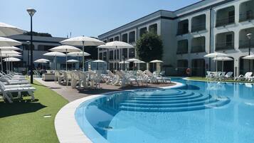 Piscina stagionale all'aperto, una piscina in terrazza