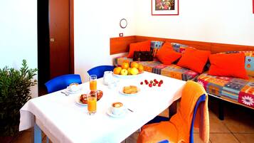 Comfort Apartment, 2 Bedrooms, Balcony | In-room dining