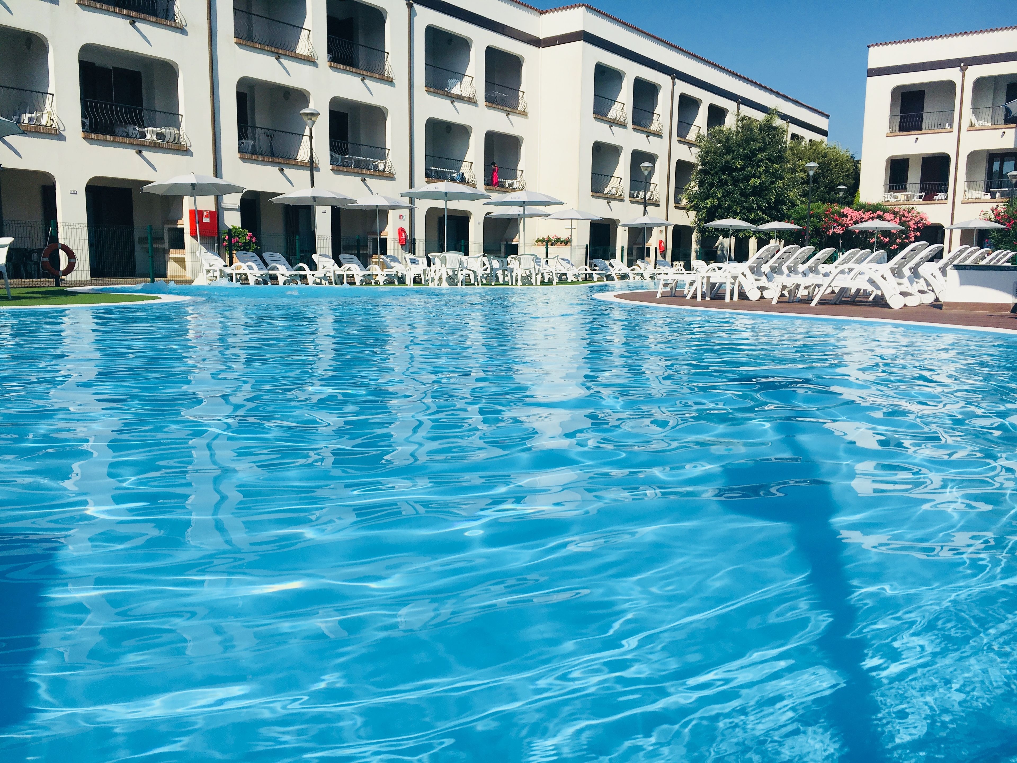 季节性开放的室外游泳池，屋顶泳池，09:00 至 22:00 开放, 池畔遮阳伞, 日光浴躺椅