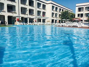 En säsongsöppen utomhuspool, pool på takterrassen och parasoller