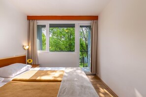 标准房, 阳台 (Sea Side) | 办公桌、床单