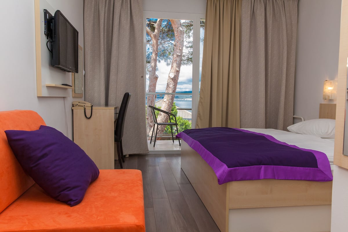 Superior Twin Room with extra bed, Sea Side | Desk, blackout drapes, free cribs/infant beds, free WiFi