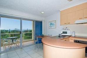 Full-sized fridge, microwave, stovetop, coffee/tea maker - Rays Resort (Southport)