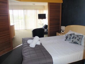 Individually decorated, individually furnished, iron/ironing board - Rays Resort (Southport)