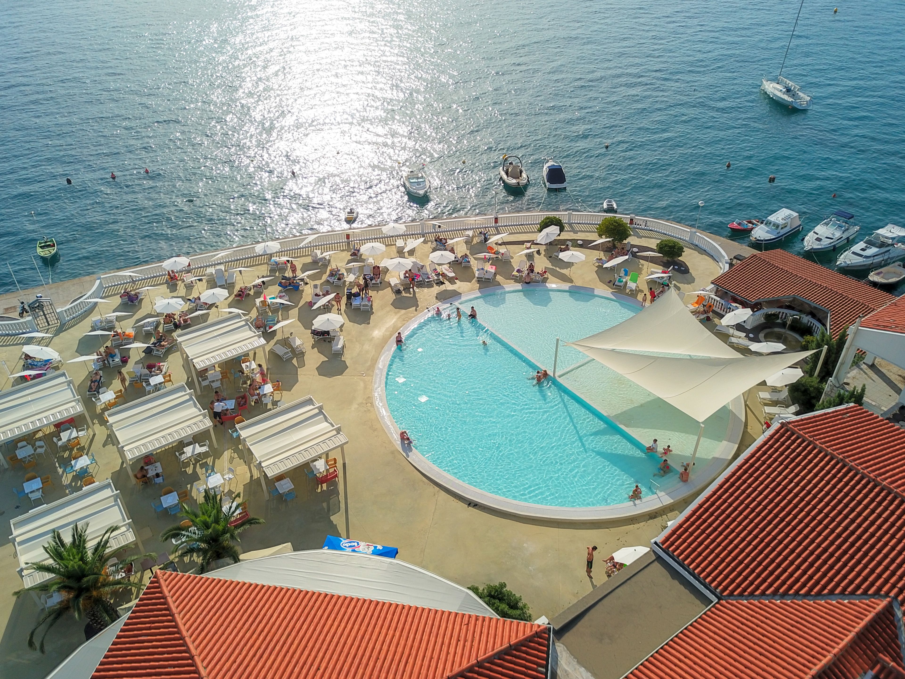 Een binnenzwembad, 2 buitenzwembaden en ligstoelen