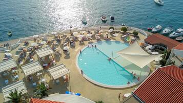 Inomhuspool, 2 utomhuspooler och solstolar