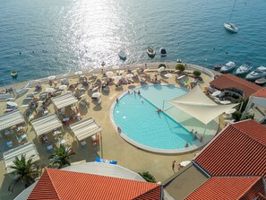 Alberca techada, 2 albercas al aire libre y camastros