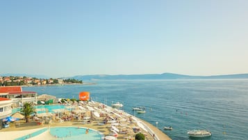 Piscine couverte, chaises longues