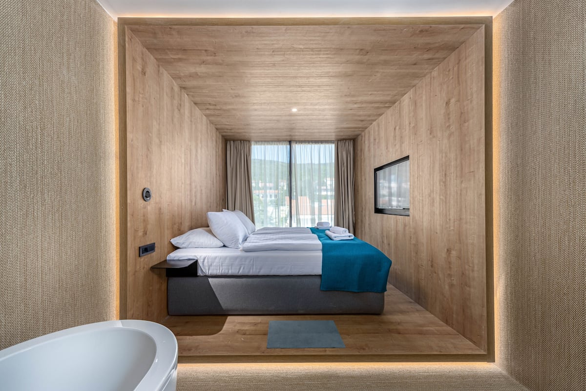 family room | minibar, in-room safe, desk, laptop workspace