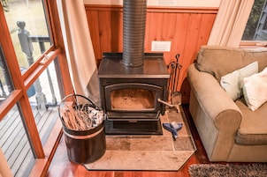 标准房, 无烟房, 厨房 (Valley View Studio) | 起居区 | 平板电视、壁炉、DVD 播放器、乒乓球