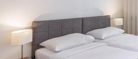 Standard Twin Room with extra bed, Sea View, Balcony | 办公桌、床单