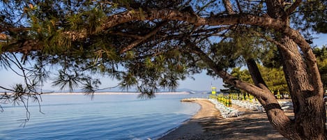 På stranden