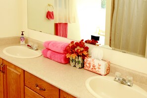 Quarto standard, 1 cama Queen, banheiro compartilhado (Downstairs Location) | Banheiro