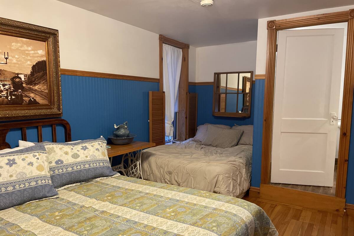 Familienzimmer, Blick auf den Innenhof | 1 Schlafzimmer, schallisolierte Zimmer, kostenloses WLAN, Bettwäsche