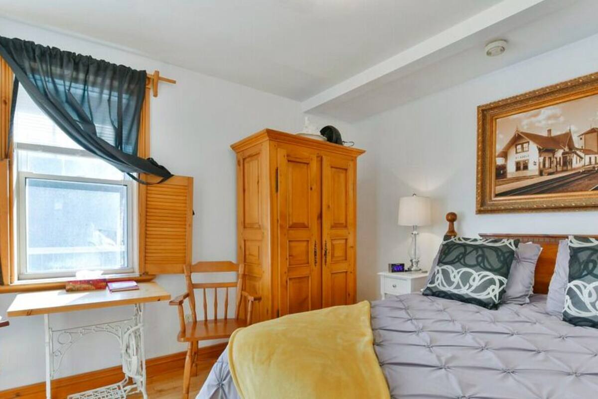 Premium-Doppelzimmer, 1 Queen-Bett, Whirlpool | 1 Schlafzimmer, schallisolierte Zimmer, kostenloses WLAN, Bettwäsche