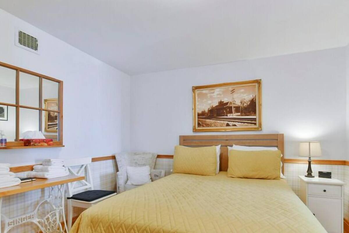 Standard-Doppelzimmer, 1 Queen-Bett | 1 Schlafzimmer, schallisolierte Zimmer, kostenloses WLAN, Bettwäsche