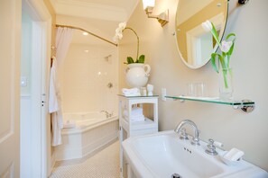 Bañera con ducha, secador de pelo, batas, toallas
